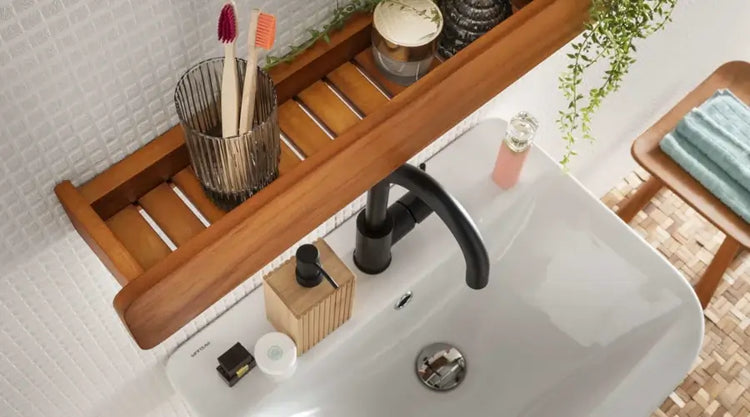 Badezimmer Einrichtung – Badhocker und Badregale in modernem Bad