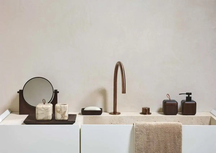 Modernes Spa-Badezimmer mit Marmor- und Holz-Accessoires für eine natürliche Wellness-Atmosphäre.