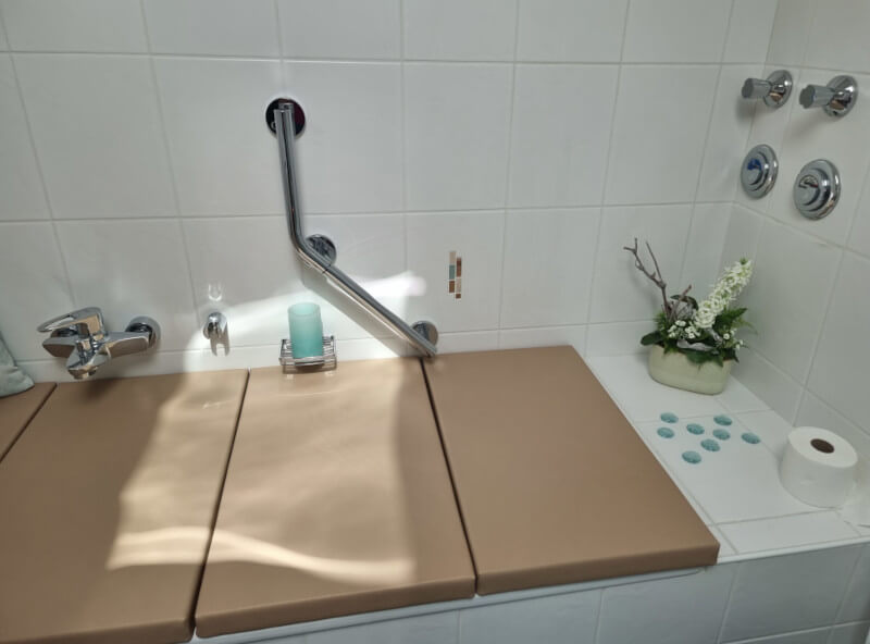 Individuell angefertigte Badewannenabdeckung, zum Liegen und Sitzen, aus wasserabweisendem, hochwertigem Material, für maximalen Komfor