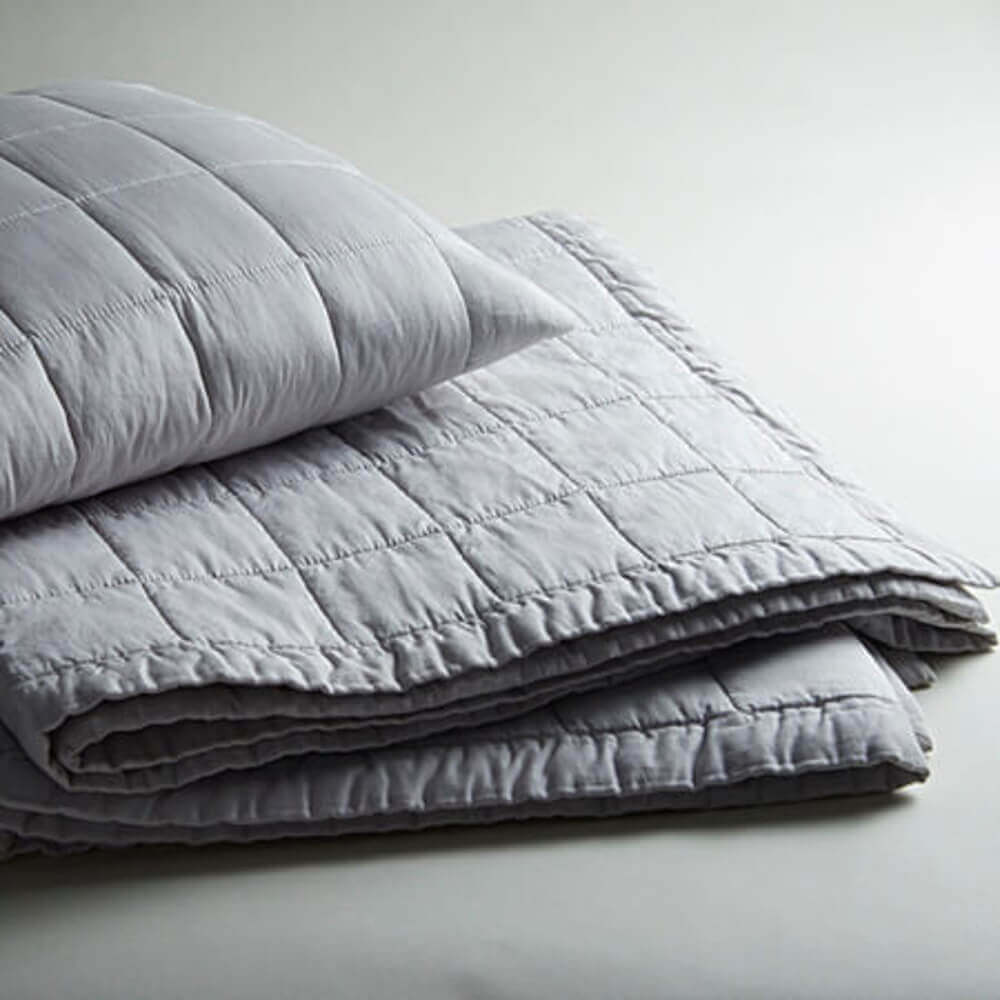Eine abgesteppte Tagesdecke aus Satin-Baumwolle, ein hochwertiger Bettüberwurf, Modell Mira Otrica von Evelyn Kahle, für ein elegantes Schlafzimmer.