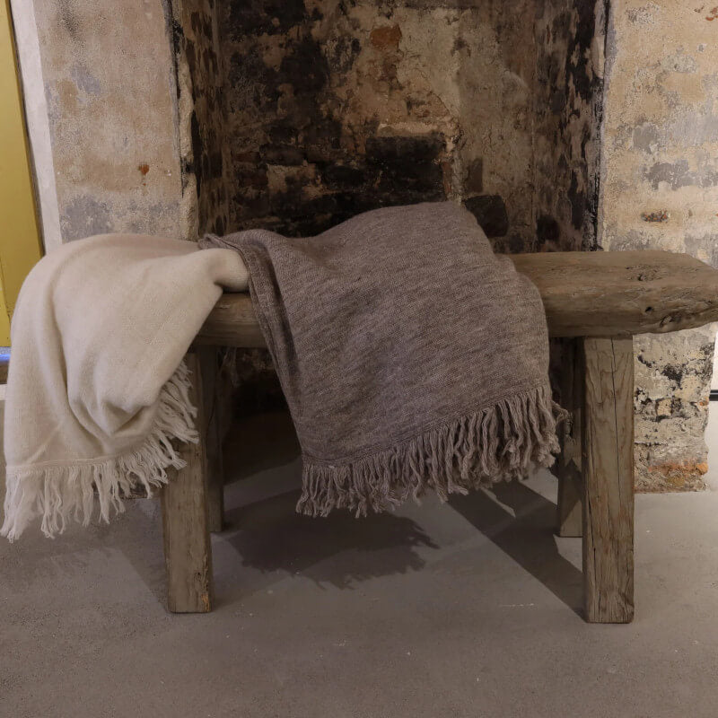 Hochwertige Alpaka-Decke 'Hamburg' von Passion for Linen, mit Fransen, ideal als Plaid für Sofa oder Bett, für eine luxuriöse und gemütliche Atmosphäre in deinem Wohnzimmer oder Schlafzimmer