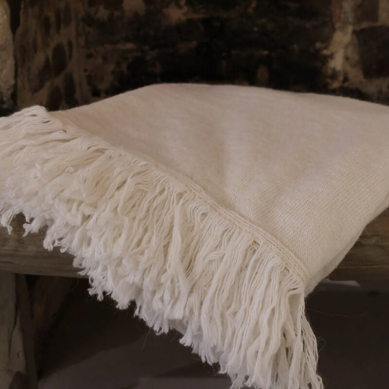 alpaka-decke-plaid-mit-fransen-hamburg-passion-for-linen-offwhite-creme