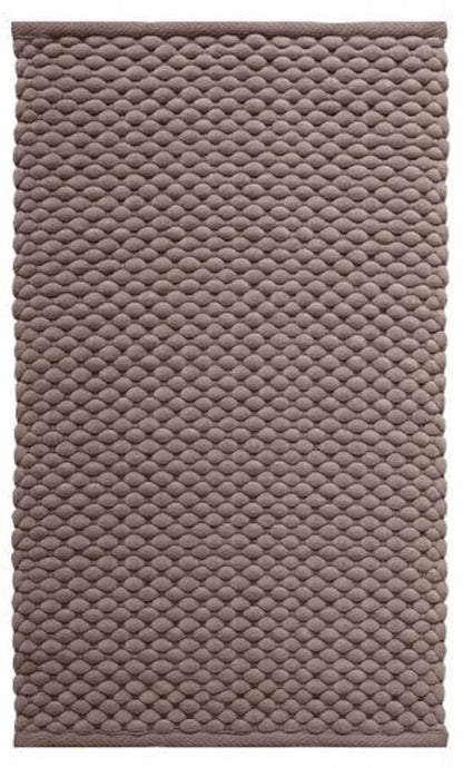 Aquanova Maks Badezimmermatte in Taupe: Detailaufnahme eines stilvollen Teppichs.