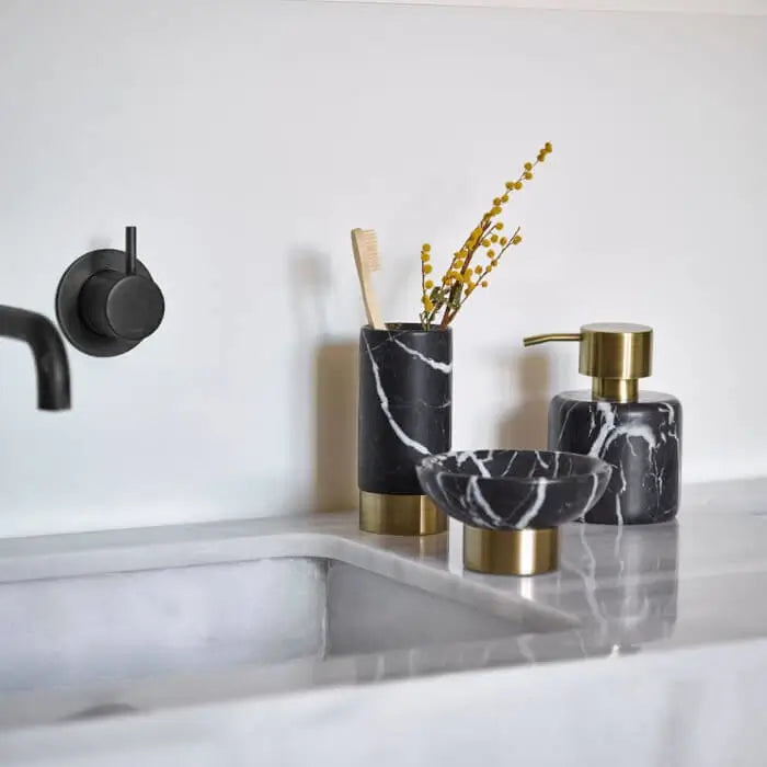 Premium Badezimmer-Accessoires der Serie Nero von Aquanova