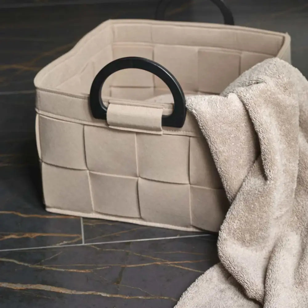 Geflochtener Aufbewahrungskorb Dix aus Filz in Beige – schmale und stilvolle Lösung für Ordnung im Badezimmer.