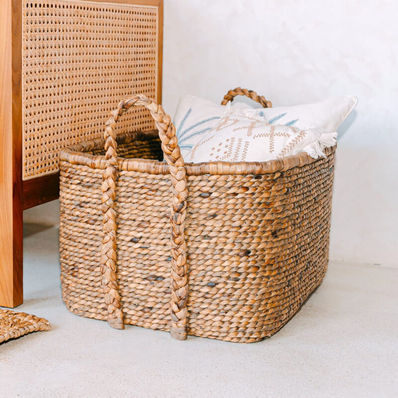 Länglicher Aufbewahrungskorb aus Wasserhyazinthe – geflochten im Boho Style – Modell Mentari