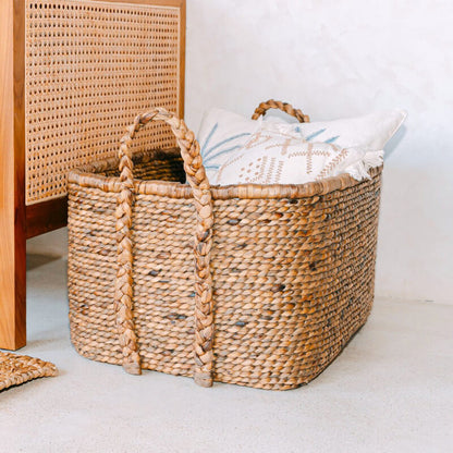 Länglicher Aufbewahrungskorb aus Wasserhyazinthe – geflochten im Boho Style – Modell Mentari