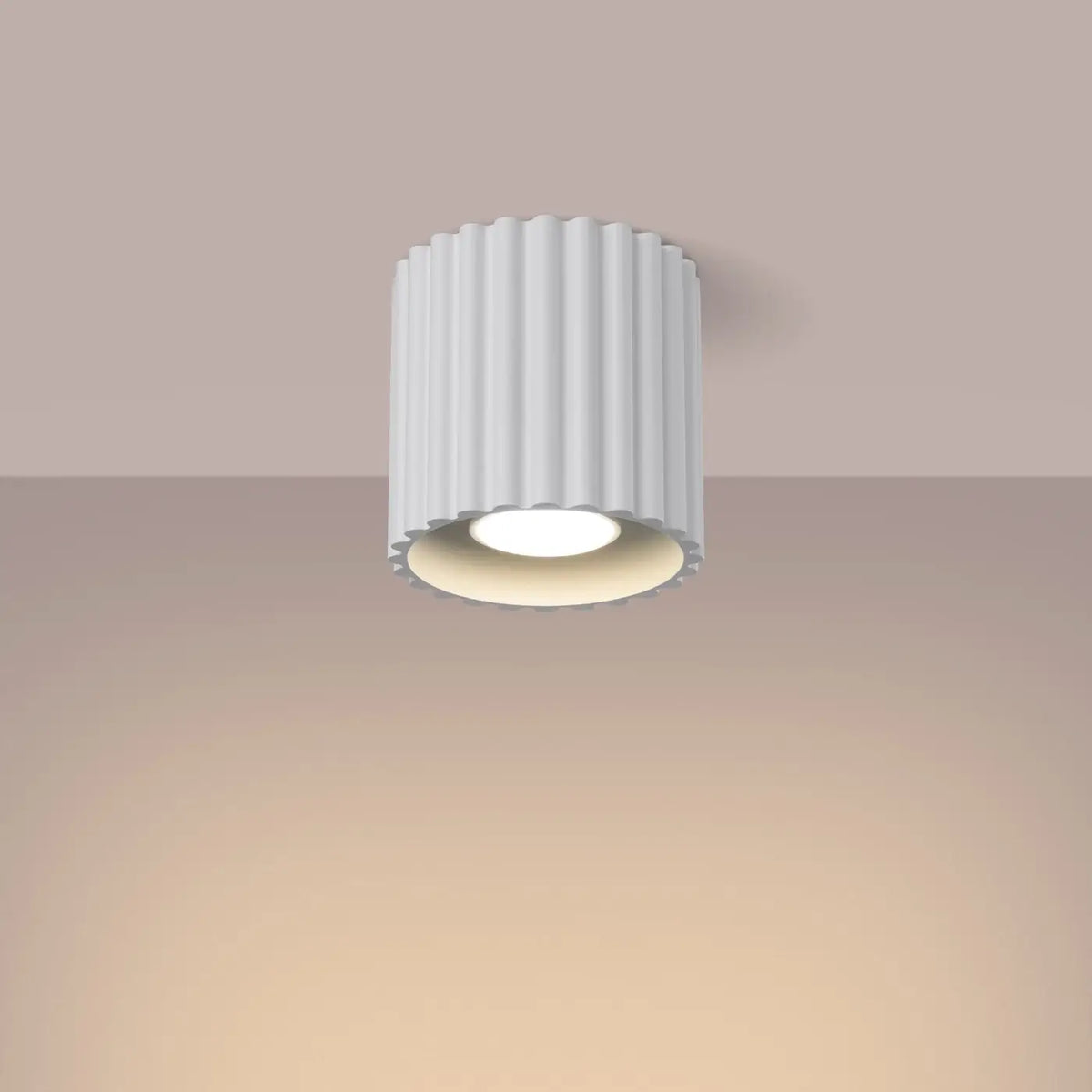 Weiße 1-flammige Deckenleuchte Aura 1 mit GU10-Fassung und eingeschaltetem Licht in modernem Design