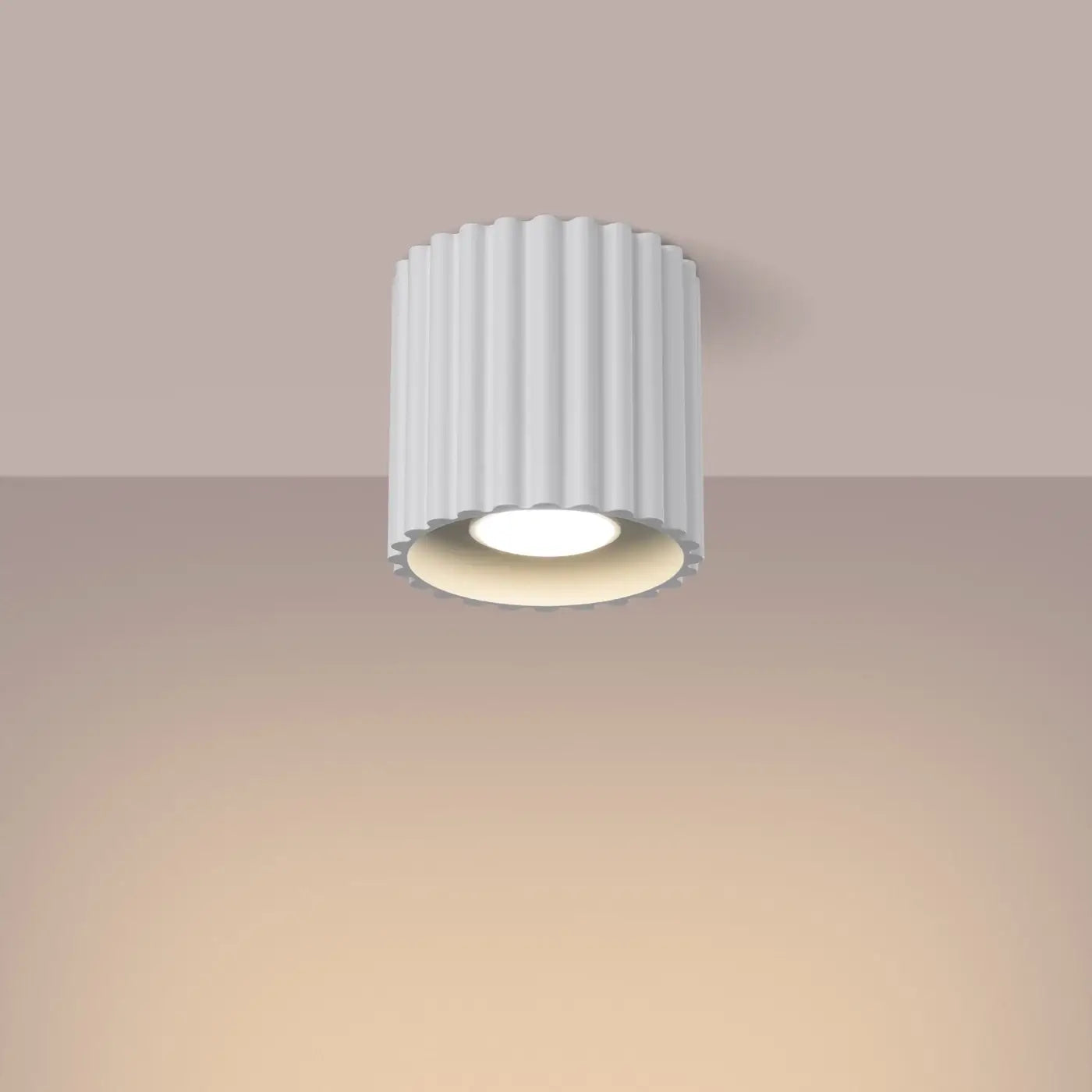 Weiße 1-flammige Deckenleuchte Aura 1 mit GU10-Fassung und eingeschaltetem Licht in modernem Design