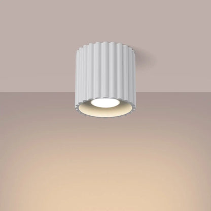Weiße 1-flammige Deckenleuchte Aura 1 mit GU10-Fassung und eingeschaltetem Licht in modernem Design