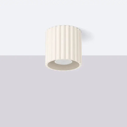 Beiger Deckenstrahler Aura 1 mit 1-flammiger GU10-Fassung montiert an der Decke in modernem, minimalistischem Design