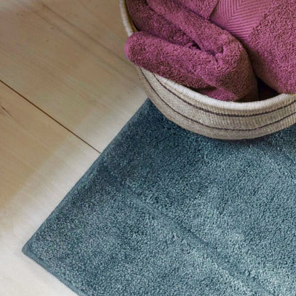 Moderner Badteppich in Ocean-Blau, mit außergewöhnlichem Hoch-Tief-Streifen-Design und zuverlässigem Rutschschutz.
