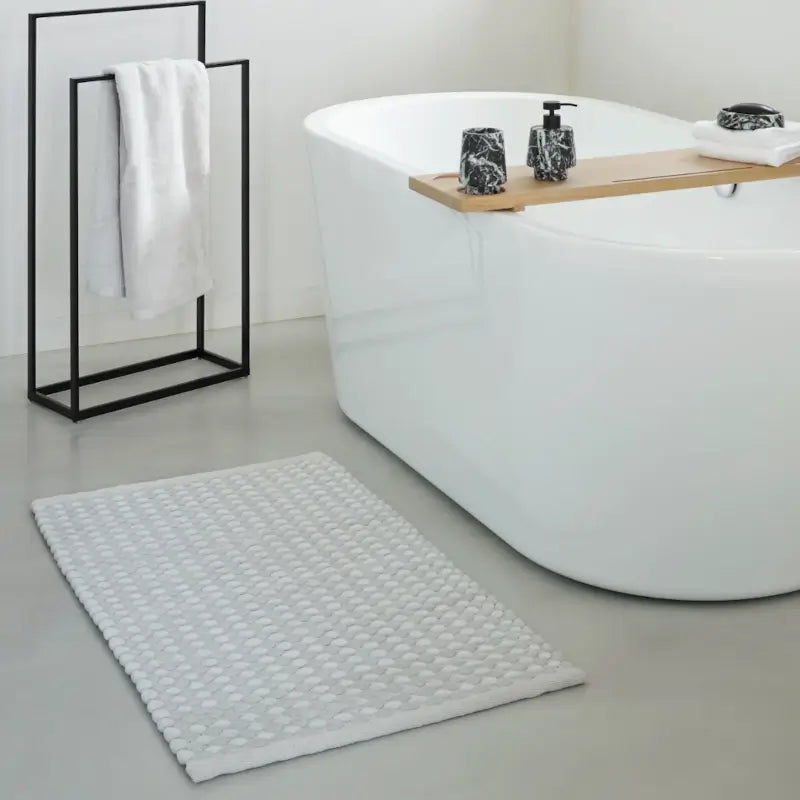 Moderner Badteppich Maks in Ivory von Aquanova – weiche Badezimmermatte in elegantem Cremeweiß für ein stilvolles und zeitloses Badezimmer.