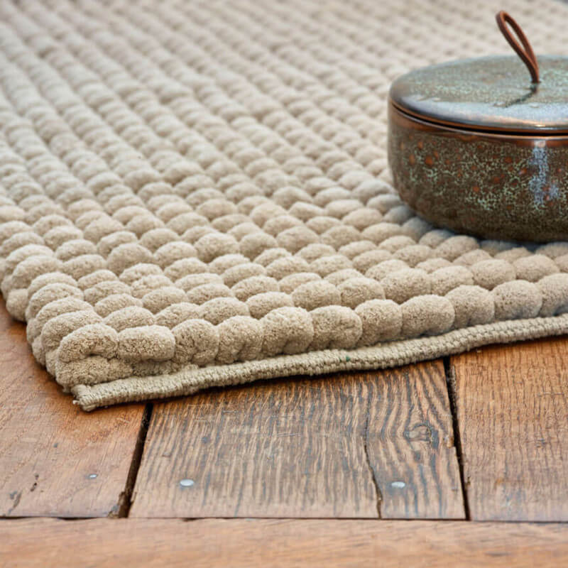 Weicher Badteppich Axel in Leinen Beige von Aquanova – moderner Badezimmerteppich mit angenehmer Haptik für ein stilvolles und gemütliches Bad.