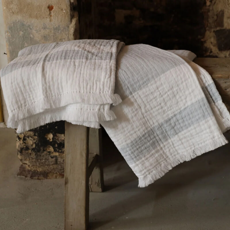 Ausgefallenes Plaid 'Portofino' von Passion for Linen in Blau, mit modernen Fransen, ideal als stilvolle Wohndecke für Sofa oder Bett