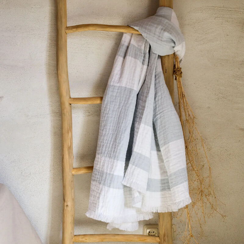 Ausgefallener Überwurf 'Portofino' von Passion for Linen in Blau und Weiß, mit modernen Fransen, ideal als stilvolle Wohndecke für Sofa oder Bett