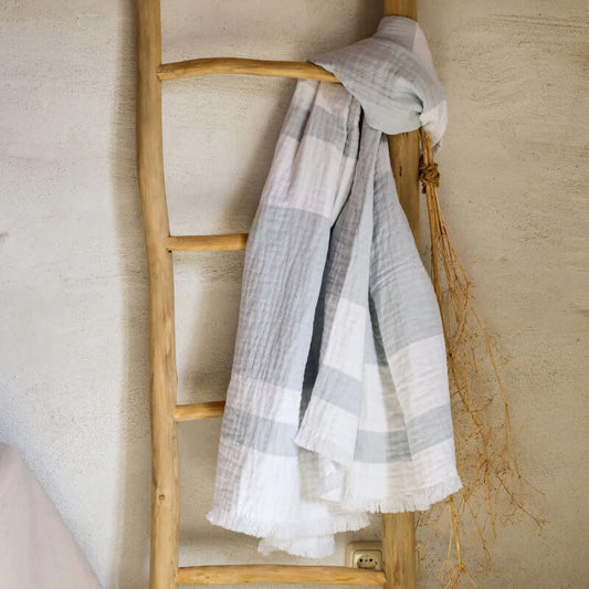 Ausgefallener Überwurf 'Portofino' von Passion for Linen in Blau und Weiß, mit modernen Fransen, ideal als stilvolle Wohndecke für Sofa oder Bett
