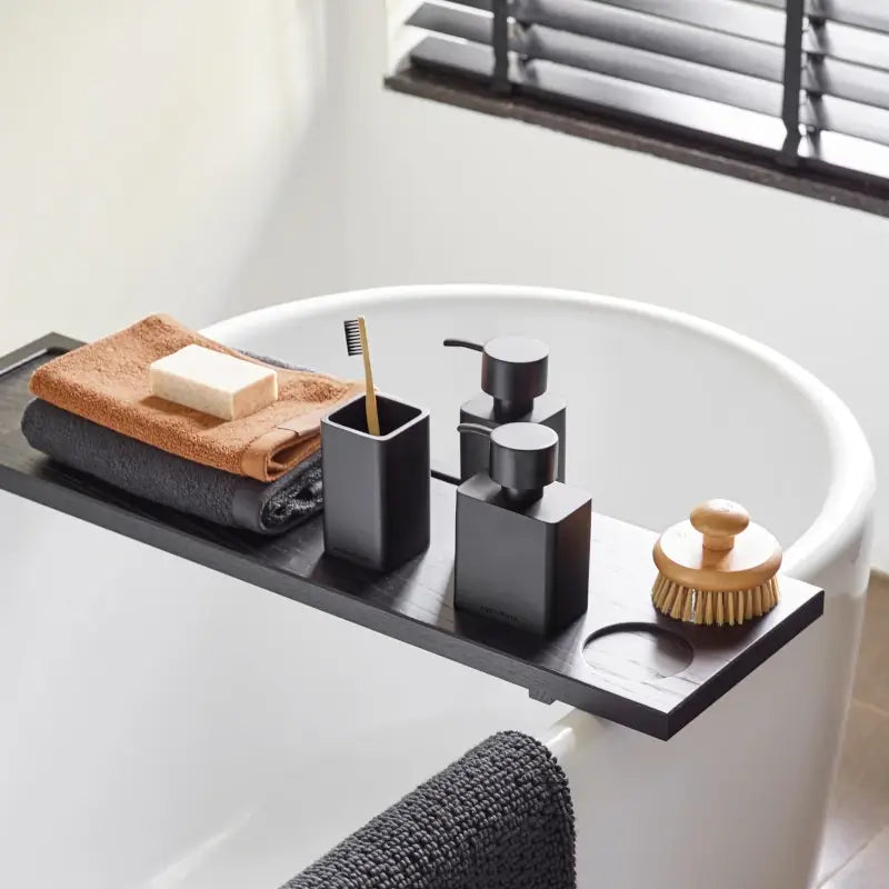 Moderne Badaccessoires Khana in Schwarz aus unempfindlichem Polyresin – eckiges und stilvolles Design für ein zeitgemäßes Badezimmer.