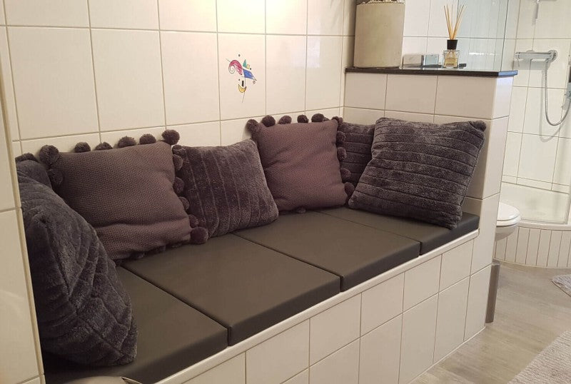 Badewannenabdeckung zum Liegen und Sitzen – Maßanfertigung und Bad-Lounger Erfahrungen