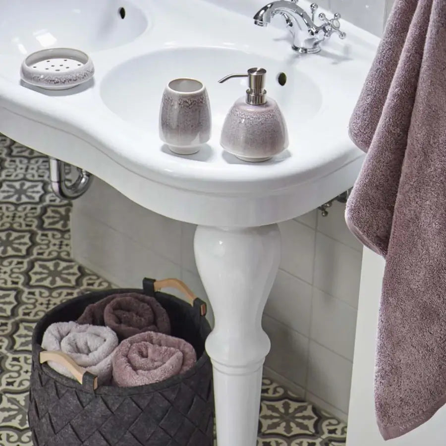 Modernes Badezimmer-Set in Malva und Nude – hochwertige Badaccessoires für Waschbereich, Dusche und Flur