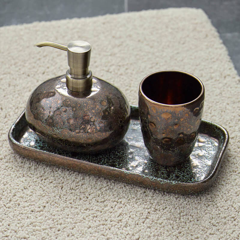 Badaccessoires Ugo in Bronze Gold von Aquanova – stilvolles Badezimmer-Set mit Seifenspender und Ablage aus hochwertiger Keramik.