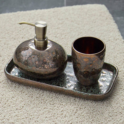 Badaccessoires Ugo in Bronze Gold von Aquanova – stilvolles Badezimmer-Set mit Seifenspender und Ablage aus hochwertiger Keramik.