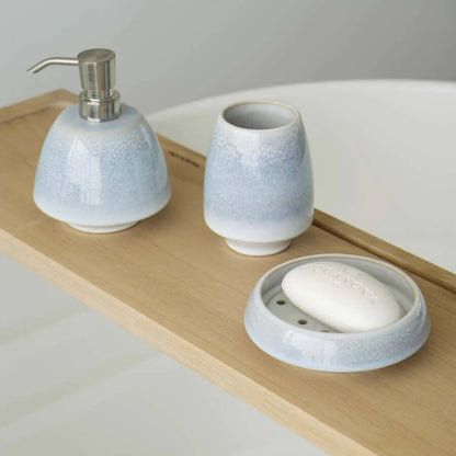 Moderne Badaccessoires Figo in Ice Blau von Aquanova – stilvolles und ausgefallenes Set für Bad und Gäste-WC.