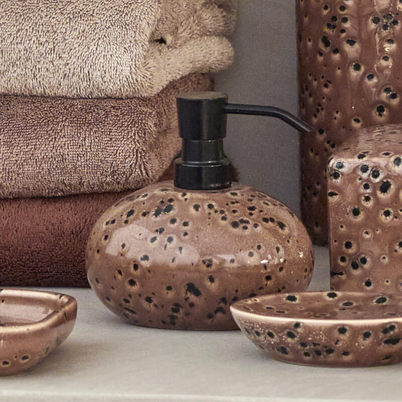 Seifenspender Ugo von Aquanova in Camel Braun mit schwarzem Pumpspender – edles Badaccessoire