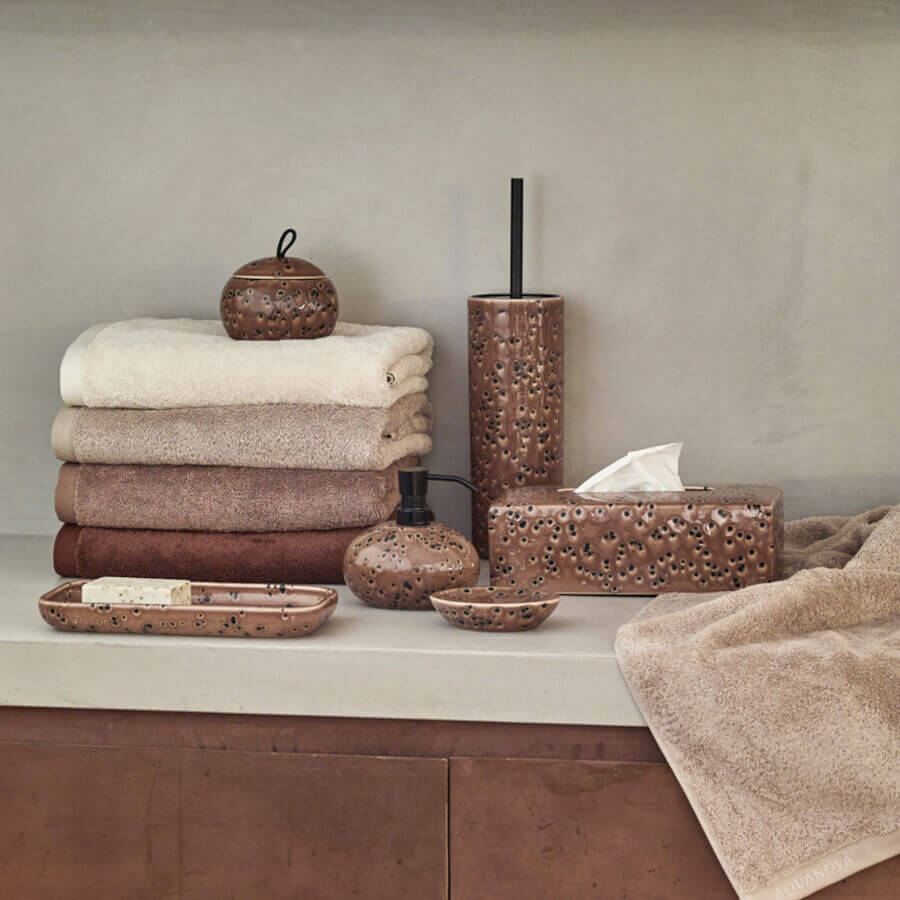 Aquanova Ugo modernes Badaccessoires-Set in warmem Camelbraun: Set für ein gemütliches und stilvolles Badezimmer.