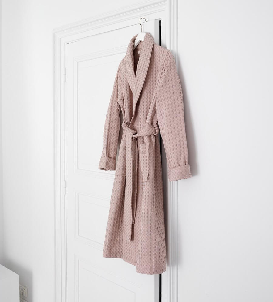 Aquanova Viggo Bademantel mit Waffelmuster in Dusty Pink: Leichter Bademantel in zartem Altrosa für Damen.