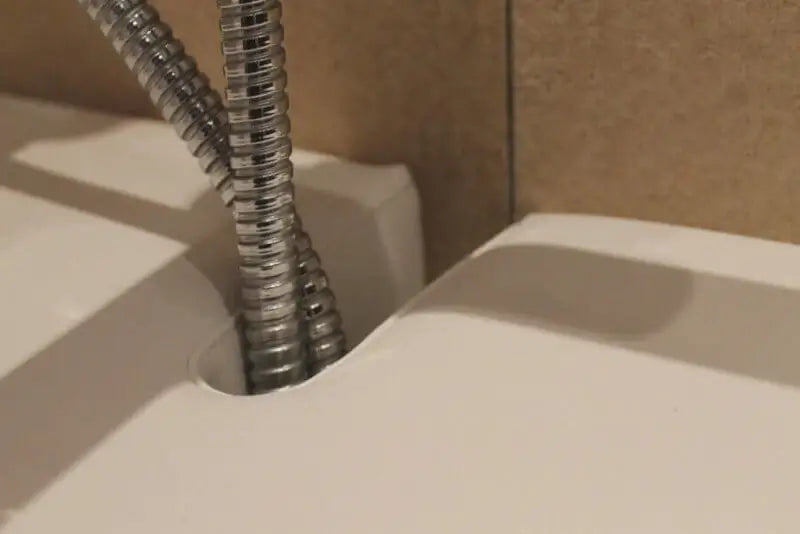 Badewannenabdeckung mit präzisem Ausschnitt für Duschbrauseschlauch, Ecken und Bedienelemente