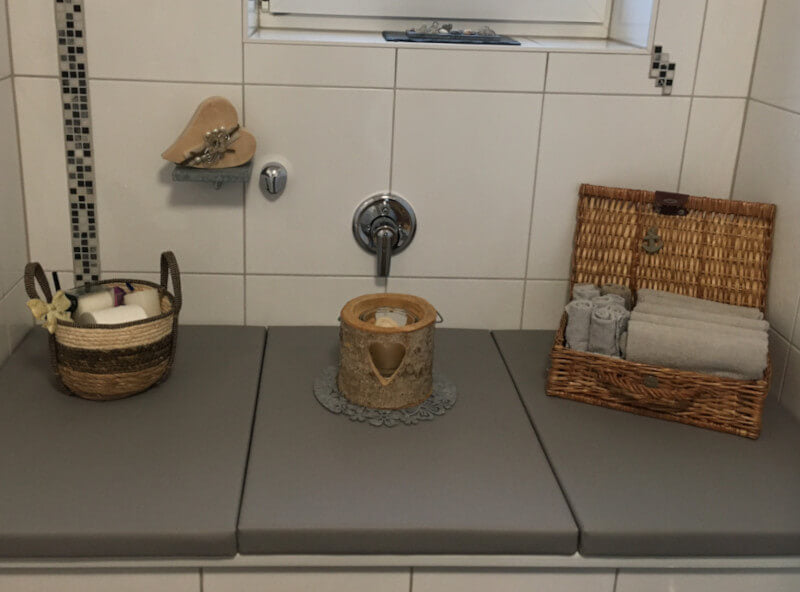 Badewannenabdeckung mit Überstand zum Anheben, aus robustem Material, ermöglicht eine einfache Handhabung und schnellen Zugang zur Badewanne