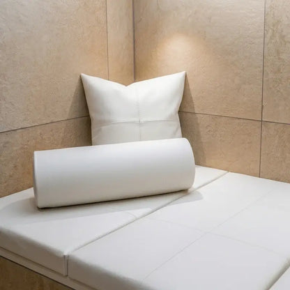 Weiße Badewannenabdeckung nach Maß von Dawelba mit Zubehör wie Kissen und Nackenrolle – moderne und komfortable Wannenauflage für das Badezimmer.