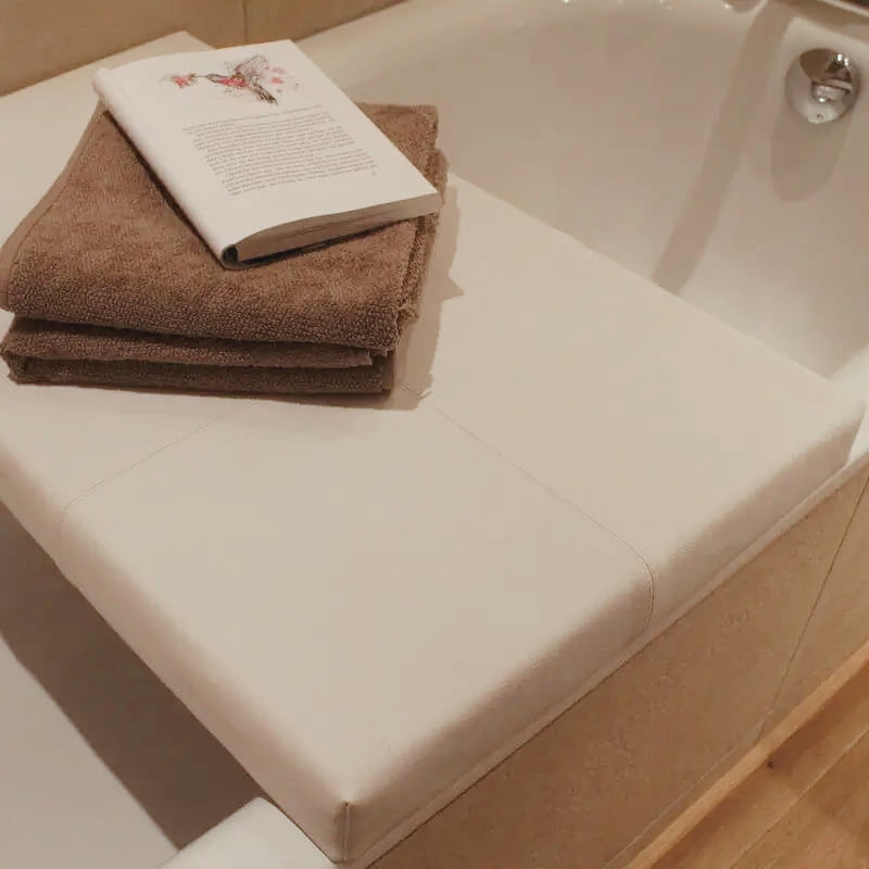 Badewannenbrücke Stinson von Dawelba als maßgefertigte Badewannenablage für stilvolle Ablagefläche und entspanntes Baden im modernen Badezimmer.