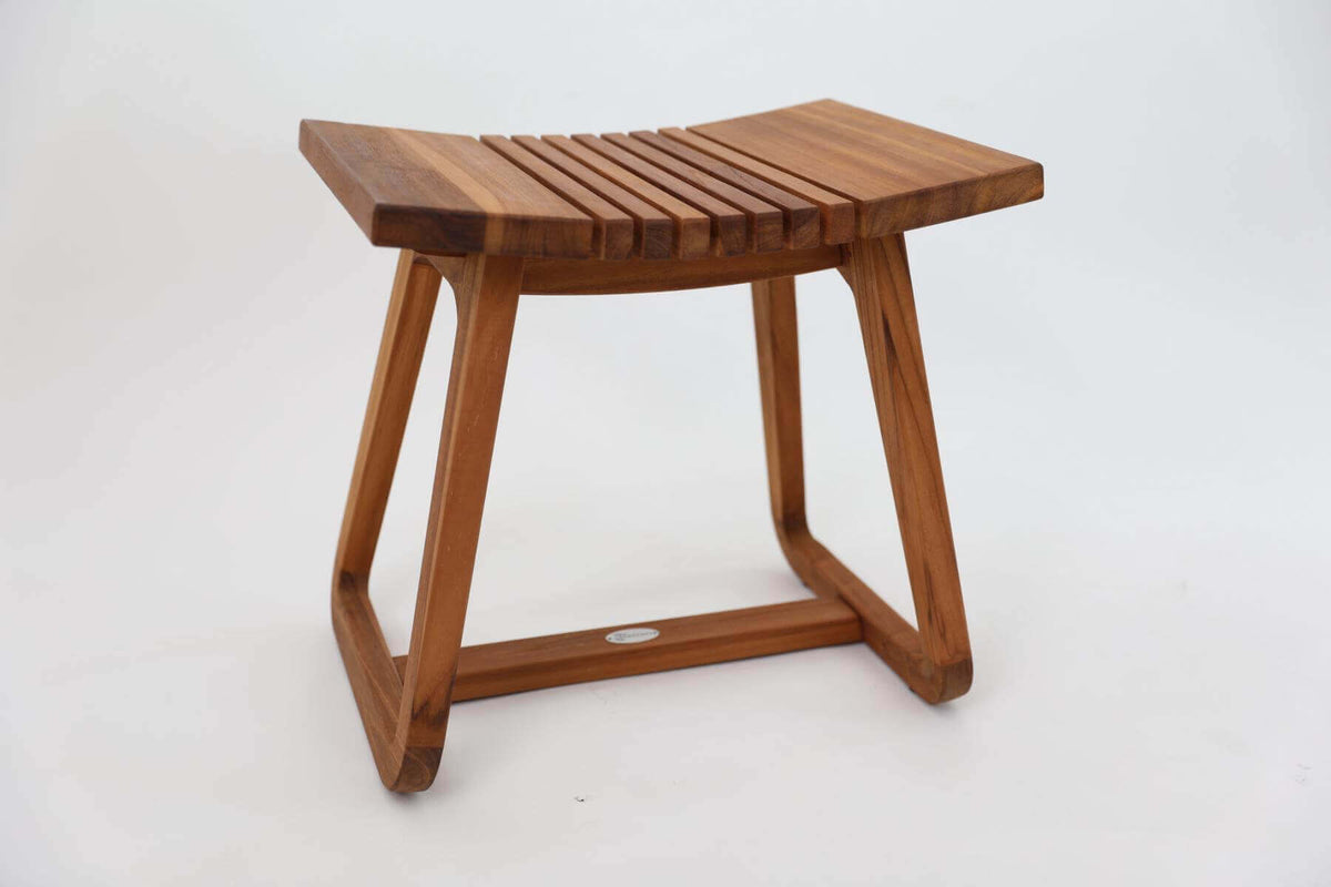 Ergonomischer Badezimmerhocker von SPA mit gebogener Sitzfläche: Aus Teakholz, für maximalen Komfort.