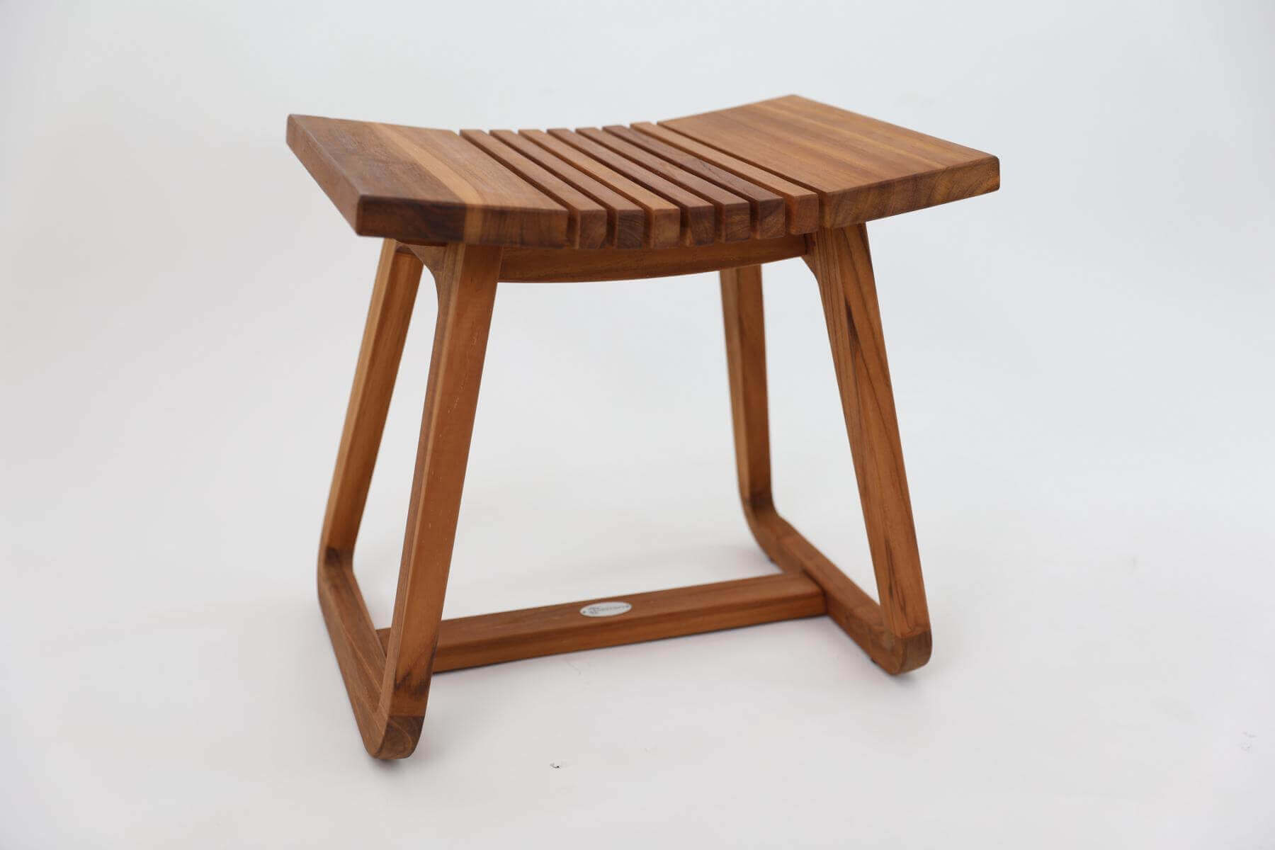 Ergonomischer Badezimmerhocker von SPA mit gebogener Sitzfläche: Aus Teakholz, für maximalen Komfort.