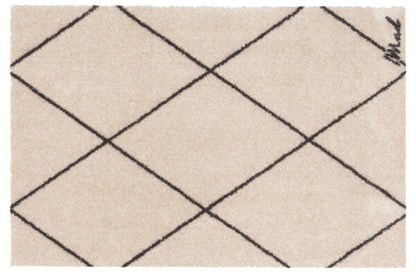 Beige Badezimmermatte, modern gemustert und rutschfest.