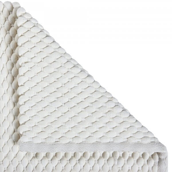Aquanova Maks Badezimmermatte in Elfenbein: Detailaufnahme eines eleganten Teppichs.