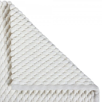 Aquanova Maks Badezimmermatte in Elfenbein: Detailaufnahme eines eleganten Teppichs.