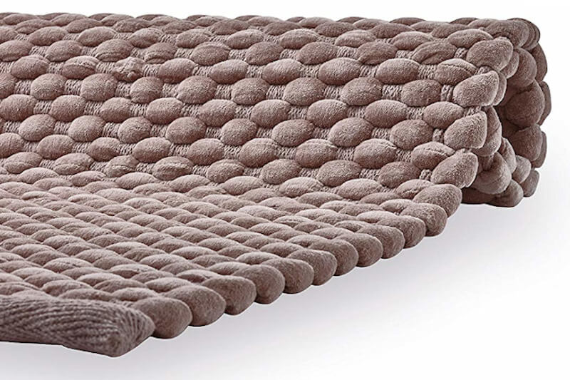Aquanova Maks Badezimmermatte in Taupe: Teppich mit besonderer Struktur in natürlichem Farbton.