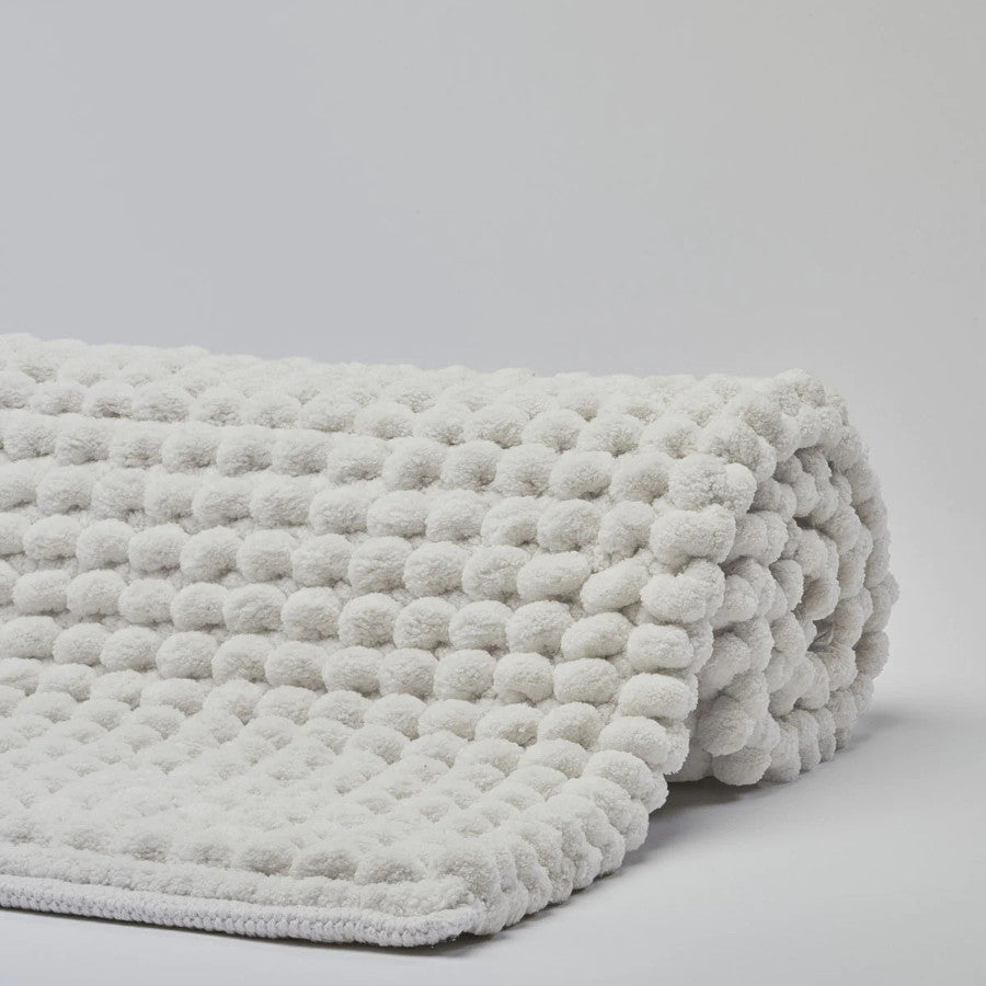 Badezimmerteppich in Creme-Weiß (Salt): Der ausgefallene und weiche Badteppich "Axel" von Aquanova ist ein hochwertiges Badaccessoire.