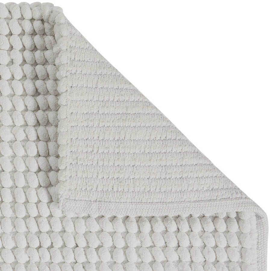 Aquanova Badteppich Axel in Salt Offwhite – weicher Badezimmerteppich in hellem Offwhite-Ton für ein modernes und stilvolles Badezimmer.