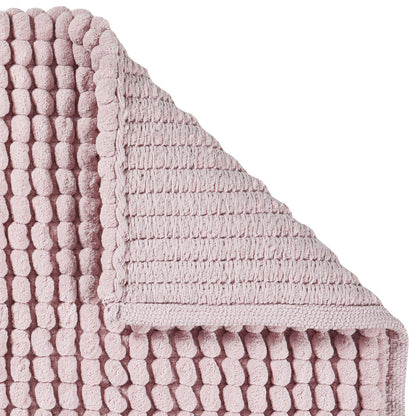 Detailansicht der rutschfesten, latexierten Unterseite des Aquanova Badteppichs Axel in Altrosa Dusty Pink für sicheren Halt im Badezimmer.