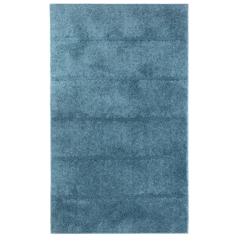 Badezimmerteppich Ray Ocean mit breiten, markanten Hoch-Tief-Streifen in Meeresfarben und rutschfester Unterseite.