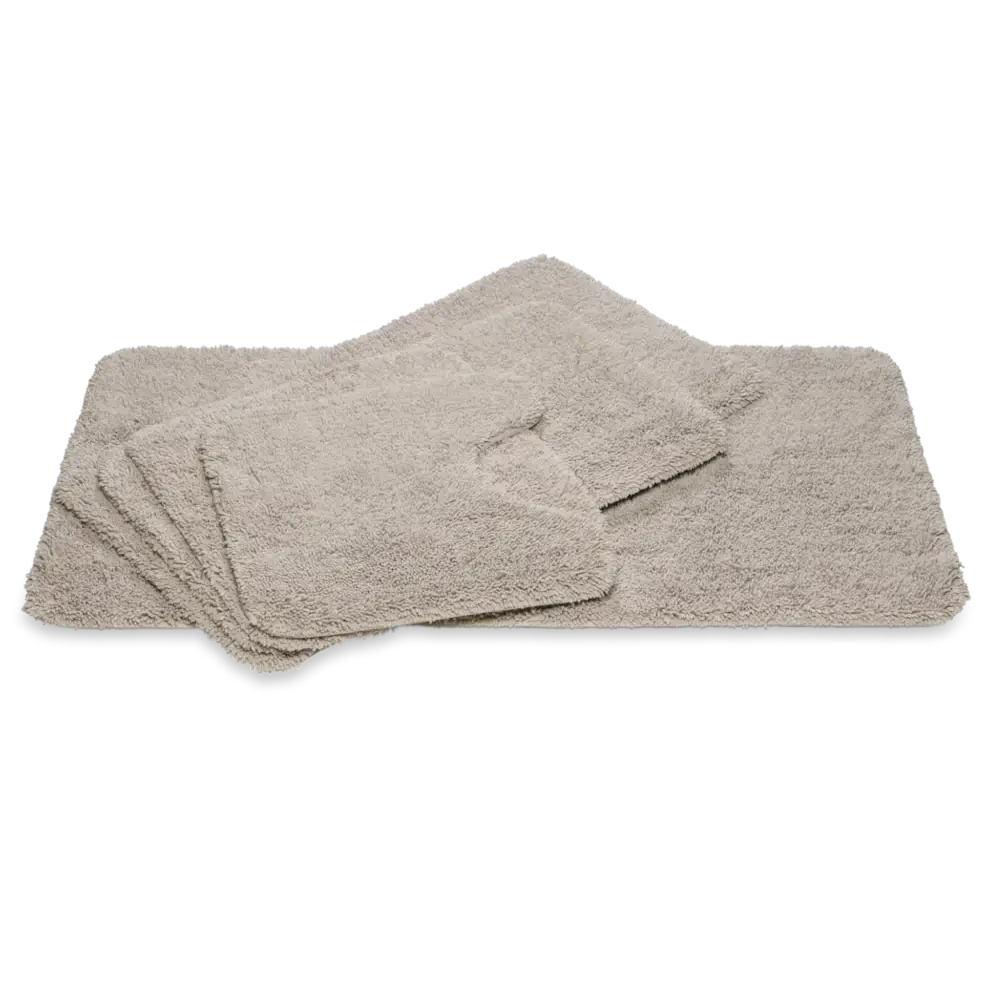 Weicher Badteppich Ranger in Stone Greige von Vandyck mit Schlingenoptik und rutschfester Unterseite für ein modernes Badezimmer.