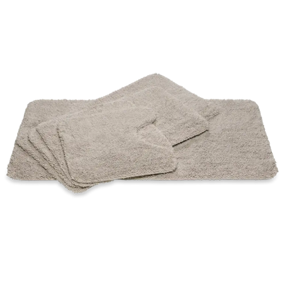 Weicher Badteppich Ranger in Stone Greige von Vandyck mit Schlingenoptik und rutschfester Unterseite für ein modernes Badezimmer.