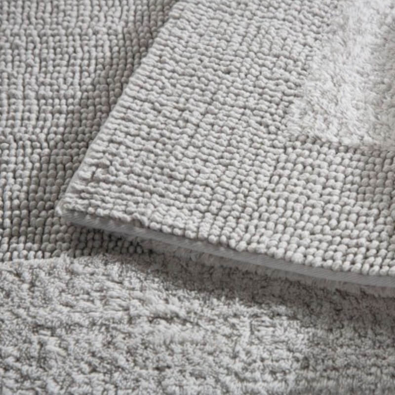 Hochwertige Badezimmermatte aus Baumwolle in Perlgrau von Select Rhomyhome.