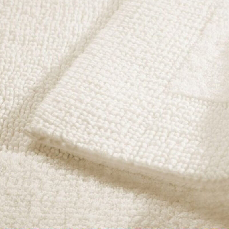 Hochwertiger Baumwoll-Badteppich Select in Weiß von Rhomyhome – weicher Badezimmerteppich in zeitlosem Design für ein helles und stilvolles Badezimmer.