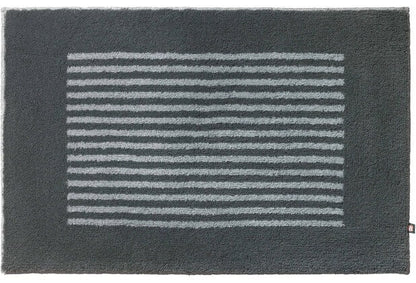 Hochwertiger Badteppich Linea von Rhomtuft in Zink und Stahl als Maßanfertigung – stilvoll und individuell für ein modernes Badezimmer.