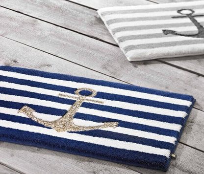 Badezimmerteppich Anker von Rhomtuft, Maßanfertigung mit maritimen Motiv: Ein Hauch von Küstenzauber für Ihr Badezimmer – dieser maßgefertigte Badezimmerteppich von Rhomtuft mit Anker-Motiv ist ein maritimes Highlight.